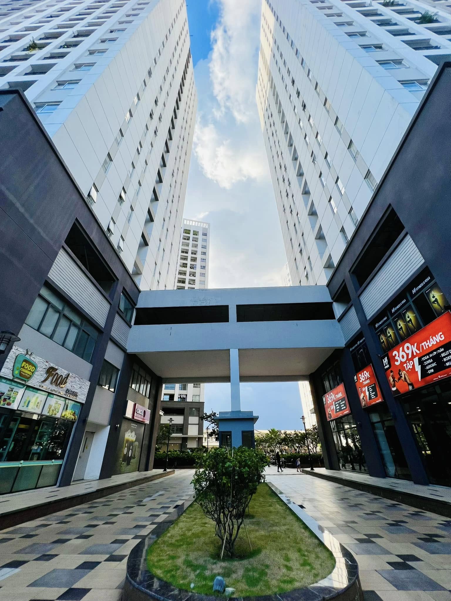 Lối v&agrave;o Richstar kh&ocirc;ng c&oacute; cổng chắn