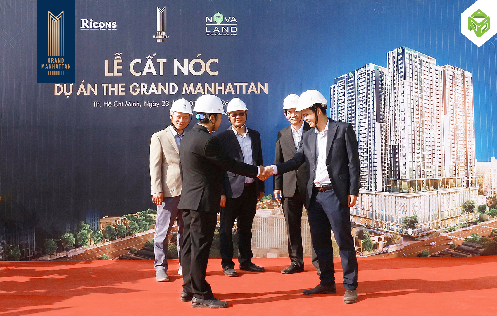 Đại diện Novaland, tổng thầu Ricons v&agrave; đối t&aacute;c tại lễ cất n&oacute;c th&aacute;p A1 The Grand Manhattan ng&agrave;y 23/01/2026