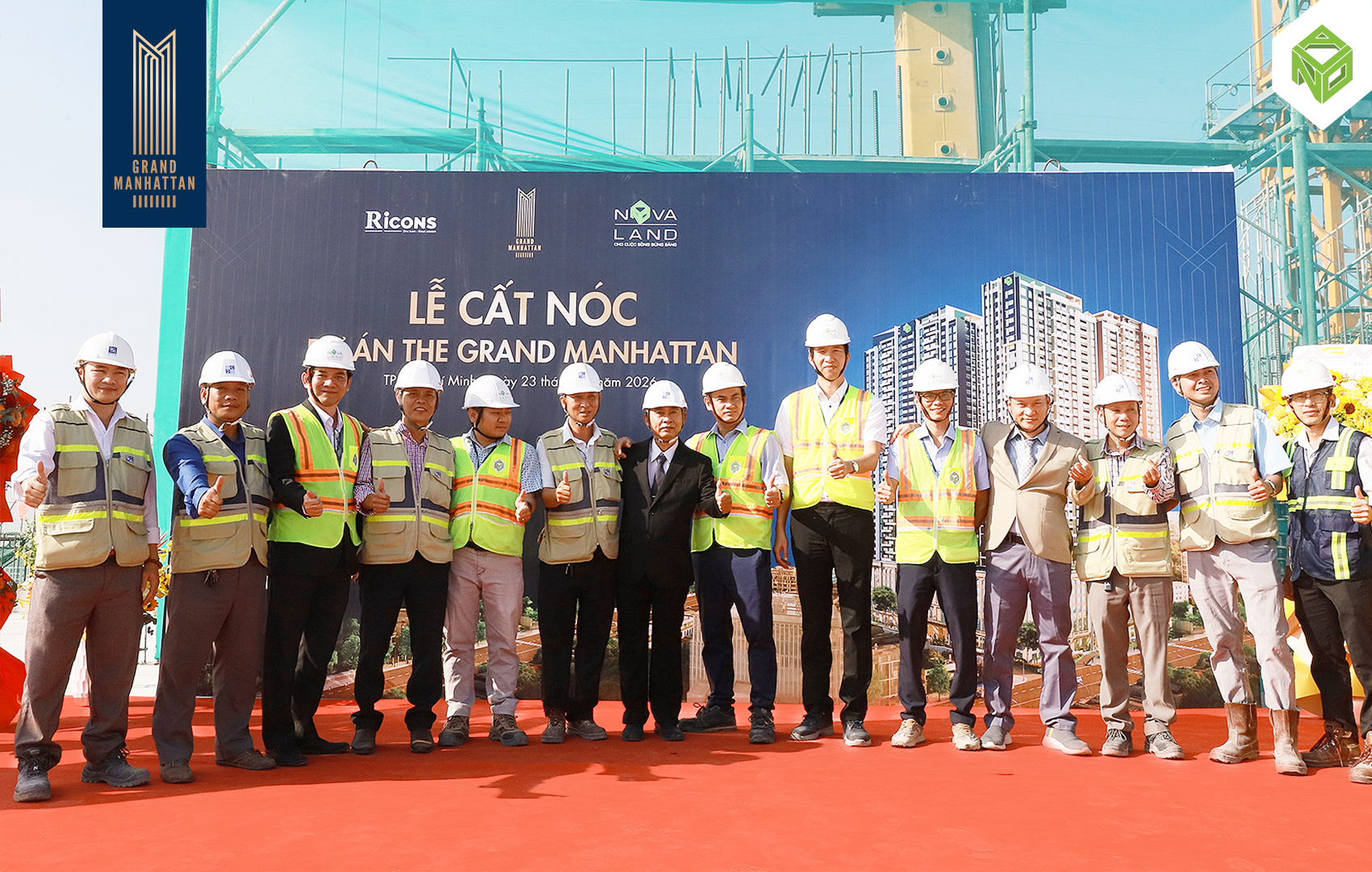 Đội ngũ kỹ sư x&acirc;y dựng v&agrave; ban quản l&yacute; dự &aacute;n The Grand Manhattan Quận 1 trong buổi lễ cất n&oacute;c th&aacute;p A1