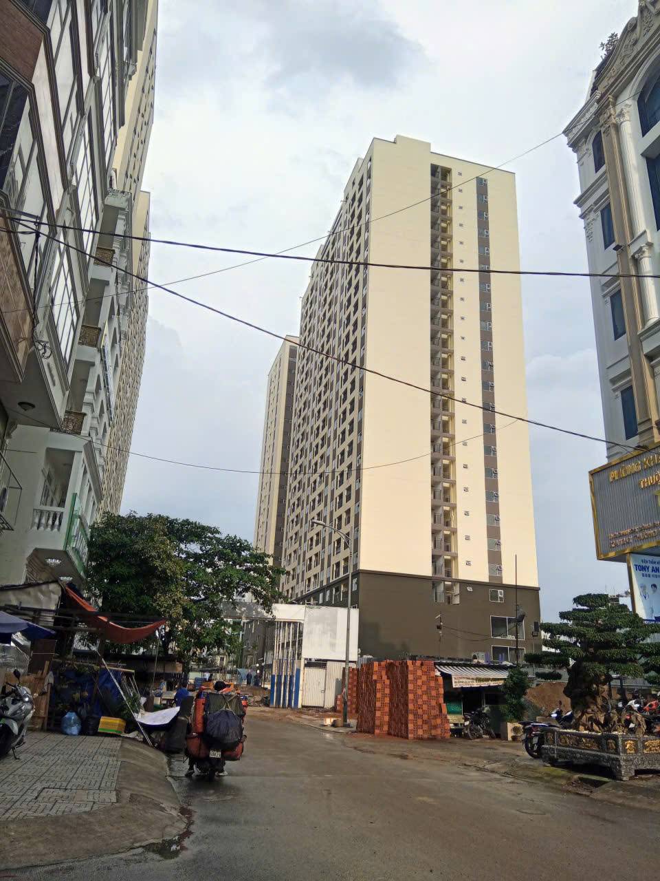 Tiến độ xây dựng Phú Thọ DMC tháng 1/2026 nhìn từ mặt tiền đường Lý Thường Kiệt Quận 10 với 4 block căn hộ đã hoàn thiện mặt ngoài