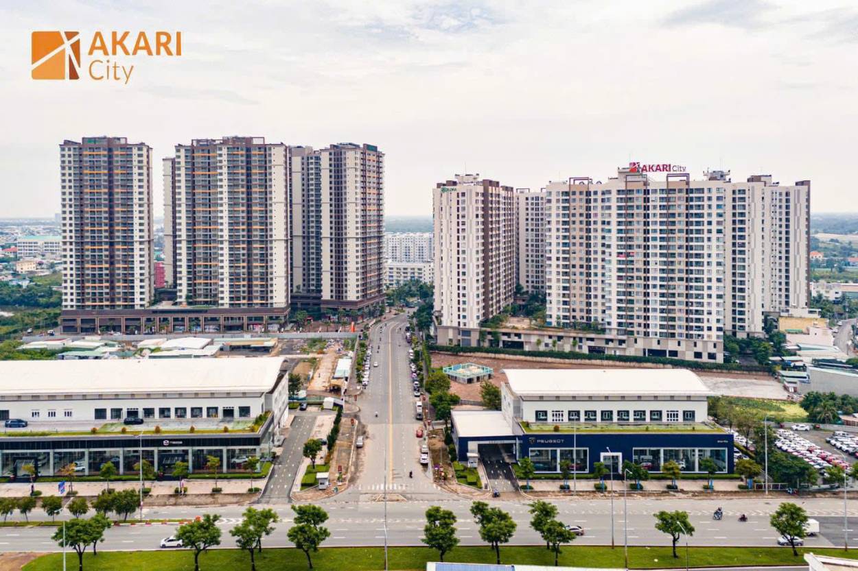Trục đường nội bộ khu đô thị Akari City với cây xanh và 10 tòa tháp đã hoàn thiện